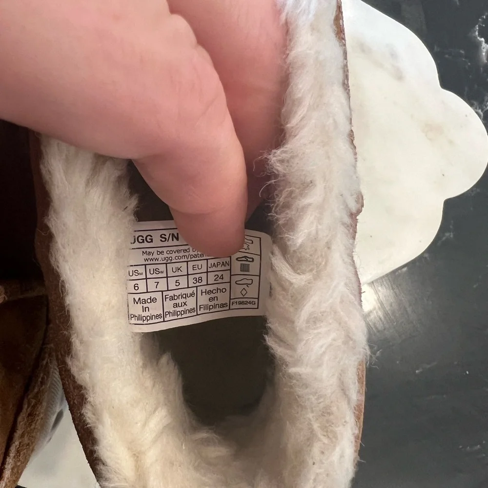 UGG *New With Tags* Venture Daze Mini Boot, Chestnut, Size 6 - Picture 8 of 8